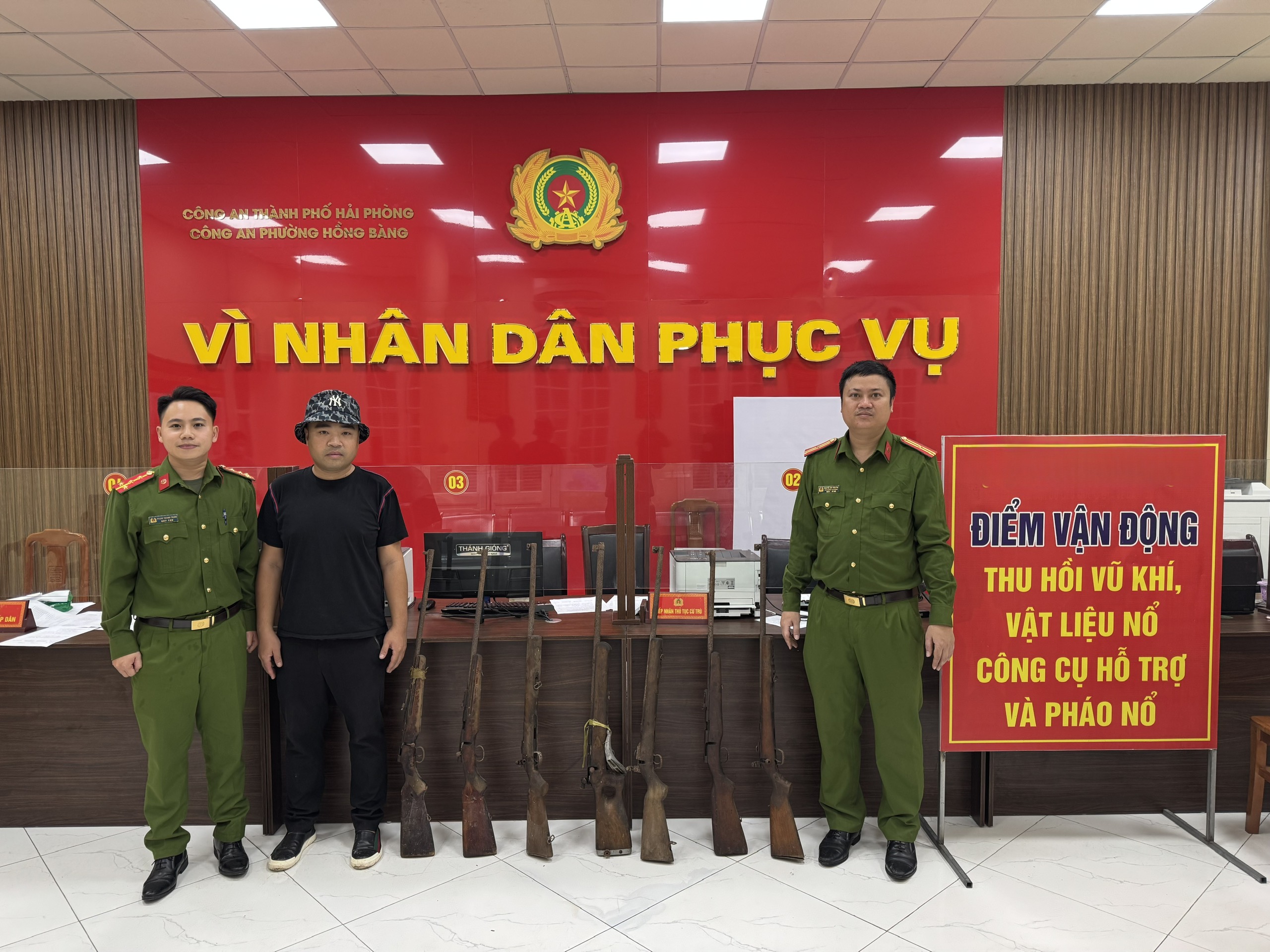 Công an phường Hồng Bàng tiếp nhận 7 khẩu súng do một công nhân giao nộp